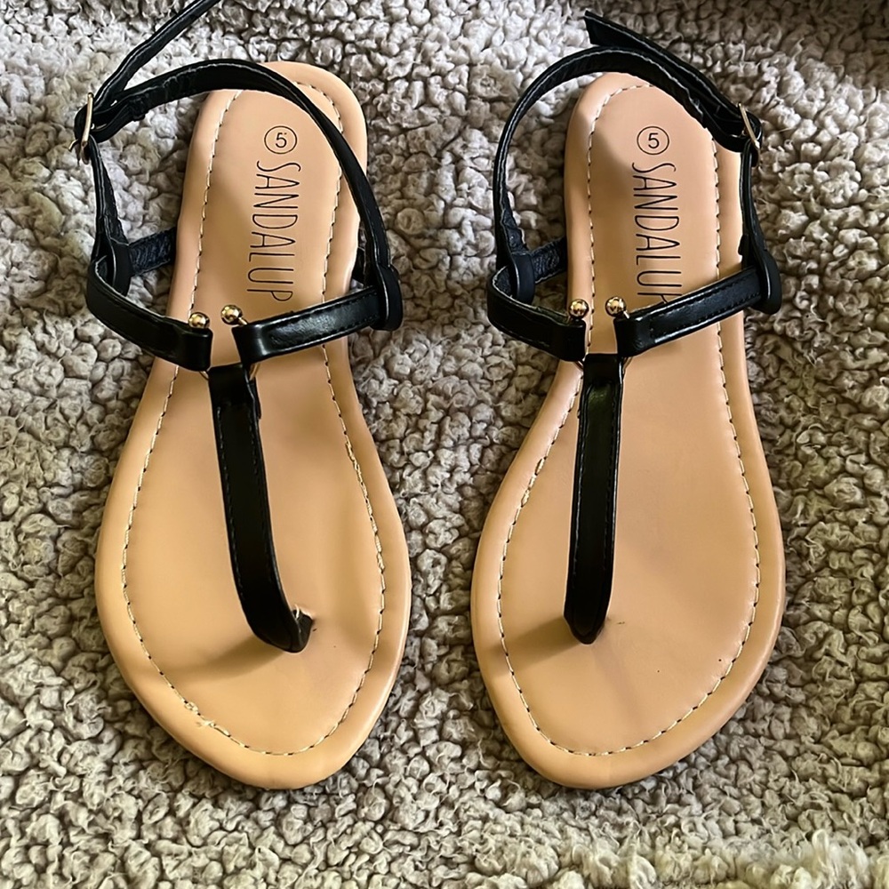 SANDALUP size 5 black/tan sandals/thongs